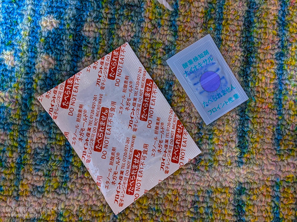 The sachets from the cat-paw-shaped cakes package.