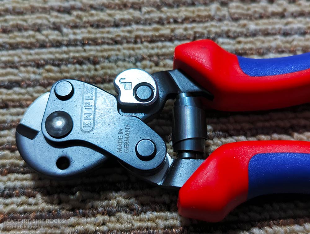 Jaws, handle-lock knob, and volute spring on the Knipex 95 62 160 wire rope cutter.