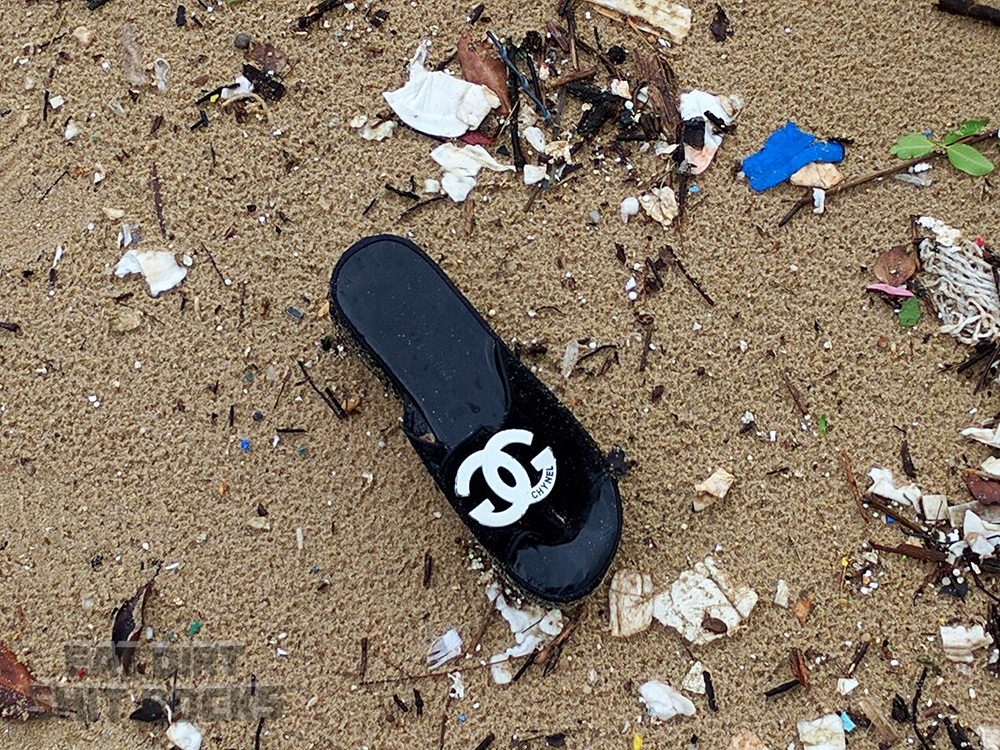 'Chynel' fauke-Gucci/Chanel (left-foot) flip-flop spotted on a Hong Kong beach recently.
